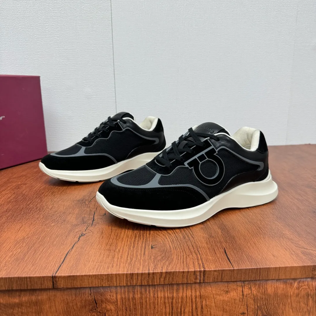 [Ferragamo] Top P: 720💰 Size: 39~44 (38 45 custom-made, non-returnable) Ferragam/Ferragamo Cancini buckle men's low-top casual shoes Spring and summer official website synchronized new thick-soled versatile sports shoes for men This urban-style casual shoe boldly combines a variety of fabrics, cleverly using high-tech mesh fabrics and smooth leather to create a unique high-end look, with side dropouts Cancini buckle, padded collar and tongue, and eye-catching lightweight rubber sole make the design even more sophisticated! The perfect blend of style and comfort. , the shoe body is outlined with exquisite lines, embellished with iconic elements, and equipped with comfortable sole technology to boost your pace. Whether you are walking on the street or exercising, you can show your extraordinary charm. Item number: F688525 Black.